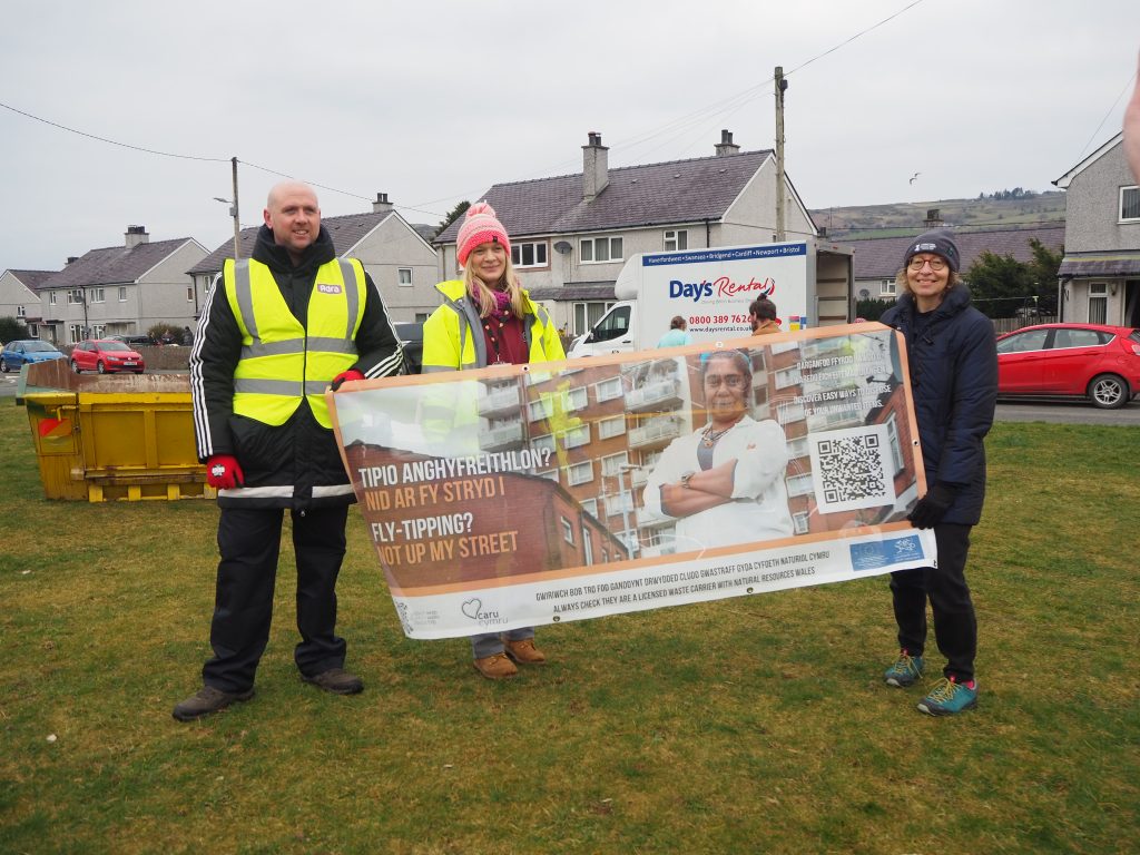 Staff from Adra, Cyngor Gwynedd, Keep Wales Tidy at a Clean up day in Talysarn