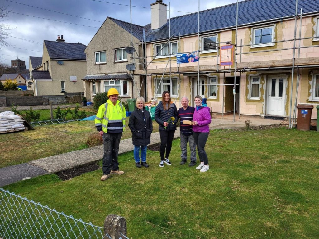 Adra Staff, Claytons staff, local councillor and a tenant from maes Padarn receving an afternnon tea box