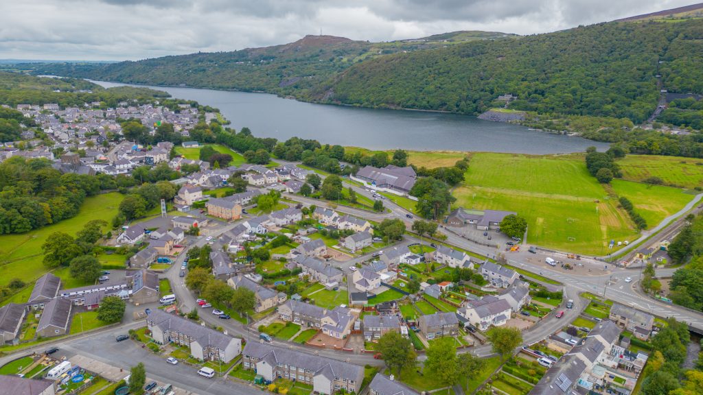 Llun Maes Padarn, Llanberis gyda Llyn Padarn yn y cefndir